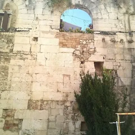 Konukevi In The Palace Split