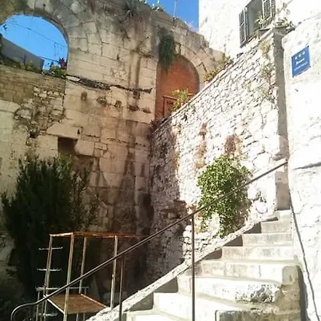 Πανσιόν In The Palace