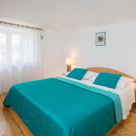 In The Palace Σπλιτ