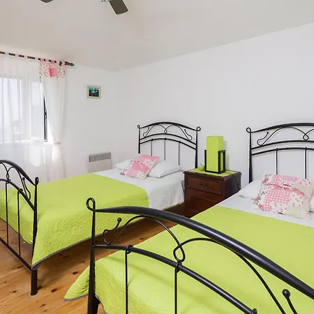 In The Palace Σπλιτ