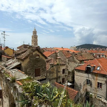 In The Palace Πανσιόν Σπλιτ