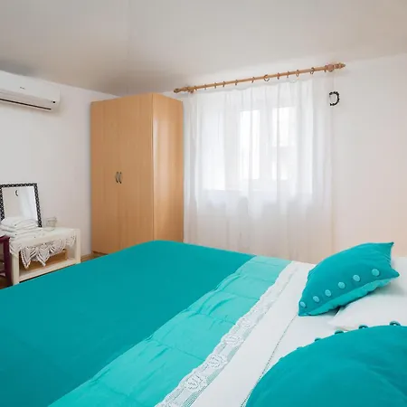 Πανσιόν In The Palace