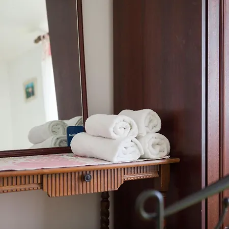 In The Palace Σπλιτ