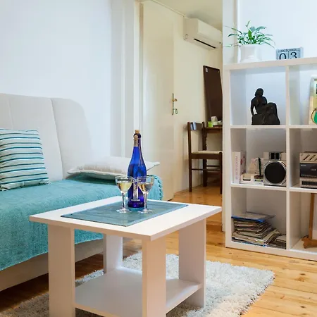 In The Palace Σπλιτ